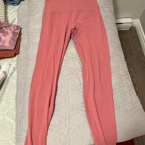 Lululemon aligns 27’ size 8 - Picture 3 of 4